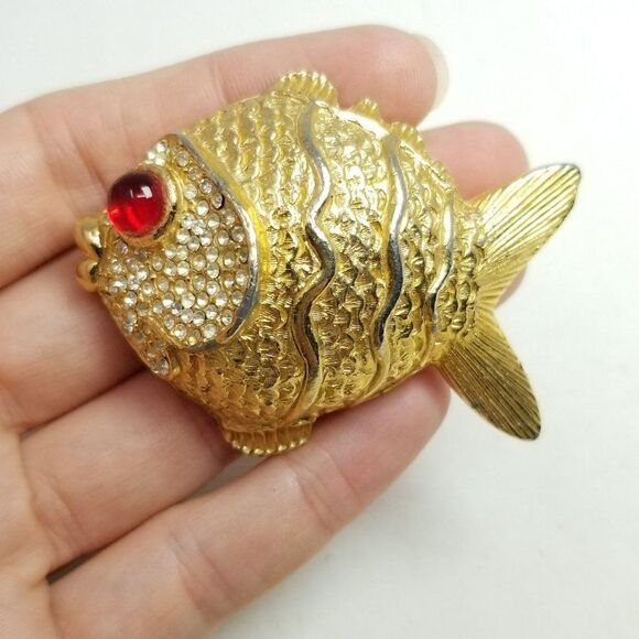 Vintage Large Fish Brooch, Gold Tone Red Rhinestone Eye, Retro Lapel Pin, Estate - Picture 6 of 7